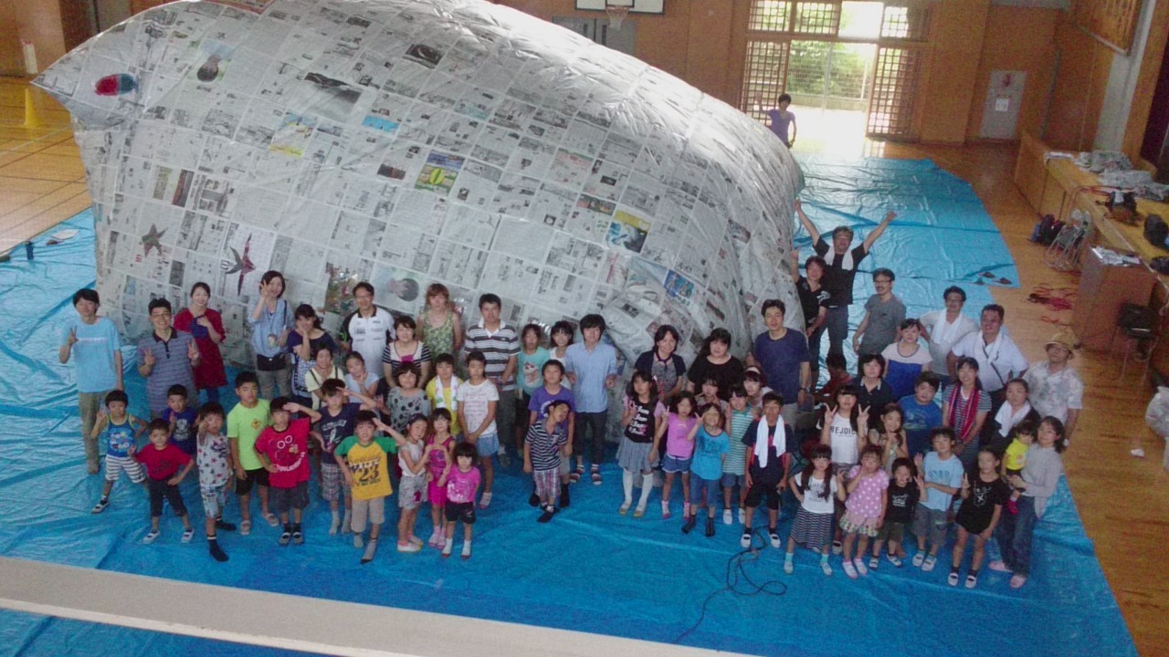 新聞ドームでの集合写真